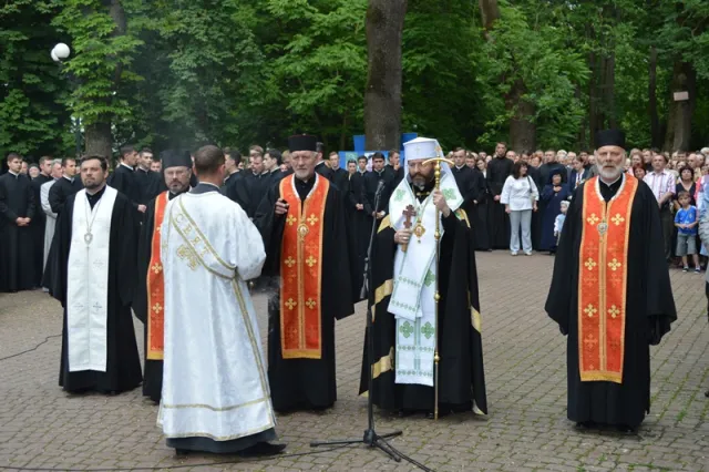 У Меморіальному сквері відправили панахиду за загиблими Героями (фото) — фото 2