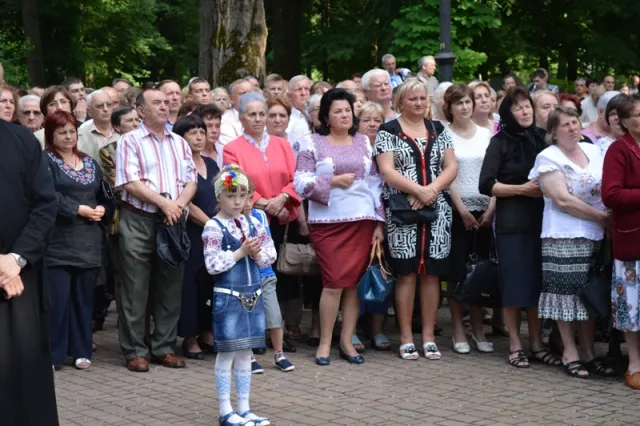 У Меморіальному сквері відправили панахиду за загиблими Героями (фото) — фото 11