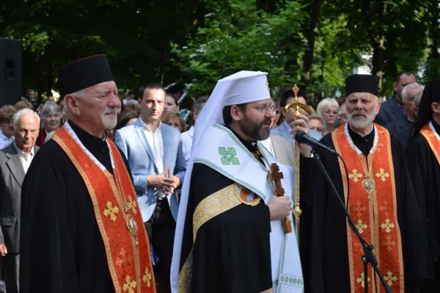 У Меморіальному сквері відправили панахиду за загиблими Героями (фото) — фото 12
