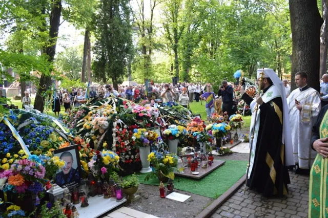 У Меморіальному сквері відправили панахиду за загиблими Героями (фото) — фото 15