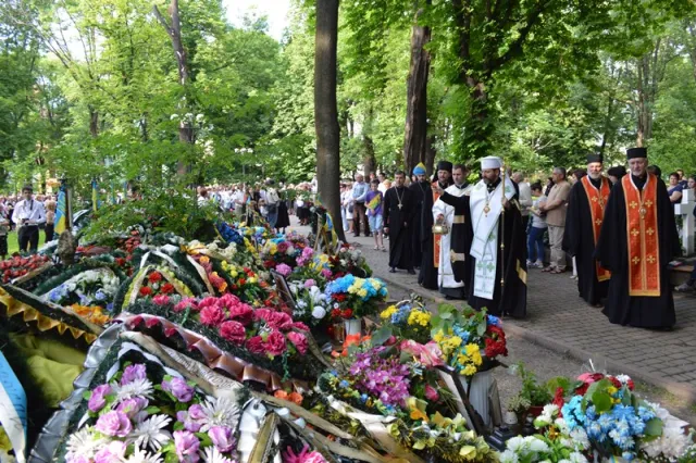 У Меморіальному сквері відправили панахиду за загиблими Героями (фото) — фото 16