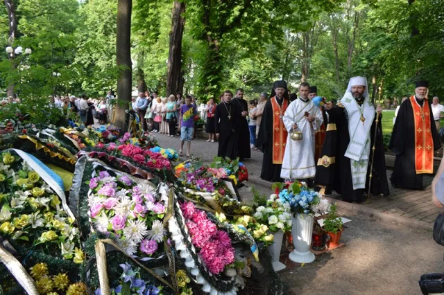 У Меморіальному сквері відправили панахиду за загиблими Героями (фото) — фото 17