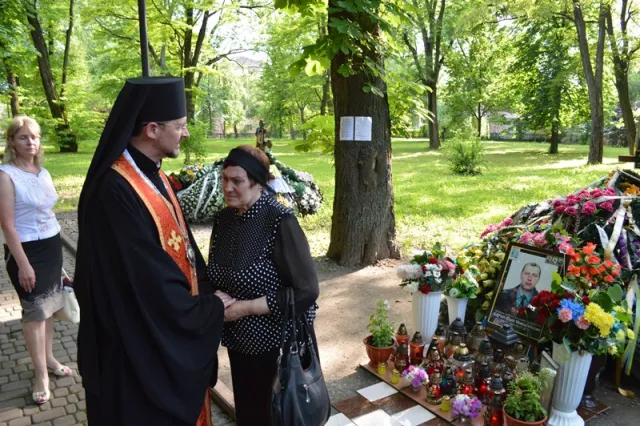 У Меморіальному сквері відправили панахиду за загиблими Героями (фото) — фото 19