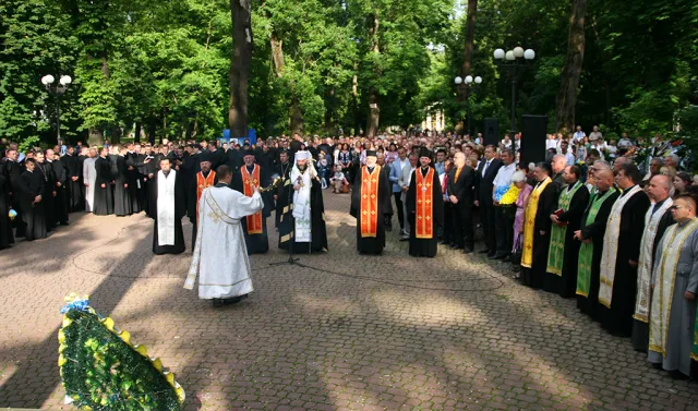 У Меморіальному сквері відправили панахиду за загиблими Героями (фото) — фото 21