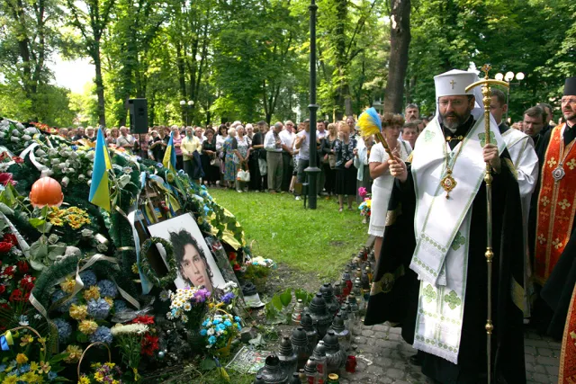 У Меморіальному сквері відправили панахиду за загиблими Героями (фото) — фото 22