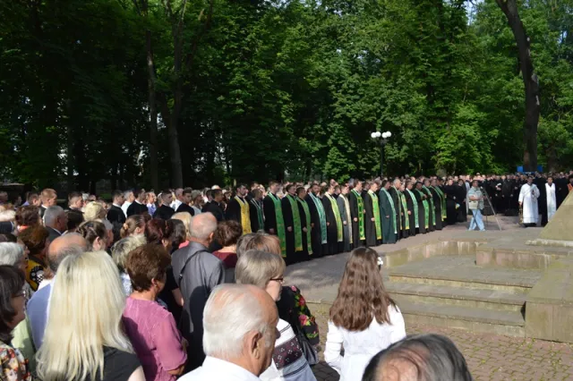 У Меморіальному сквері відправили панахиду за загиблими Героями (фото) — фото 4