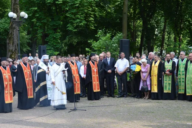 У Меморіальному сквері відправили панахиду за загиблими Героями (фото) — фото 5