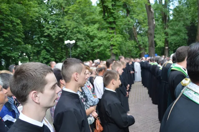 У Меморіальному сквері відправили панахиду за загиблими Героями (фото) — фото 6