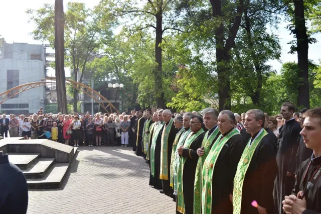У Меморіальному сквері відправили панахиду за загиблими Героями (фото) — фото 10