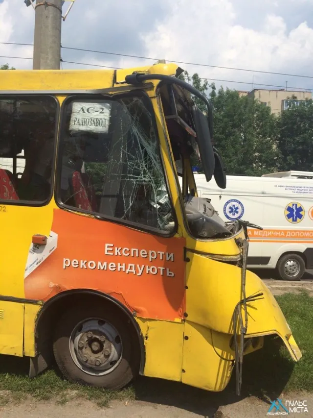 В Івано-Франківську «фура» зіткнулась із маршруткою (фото) — фото 2