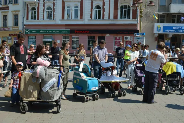 В Івано-Франківську пройшов «Парад візочків» (фото) — фото 2