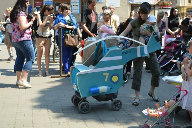 В Івано-Франківську пройшов «Парад візочків» (фото) — фото 17