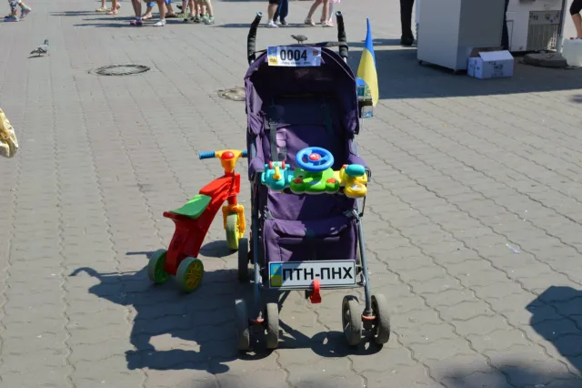 В Івано-Франківську пройшов «Парад візочків» (фото) — фото 3