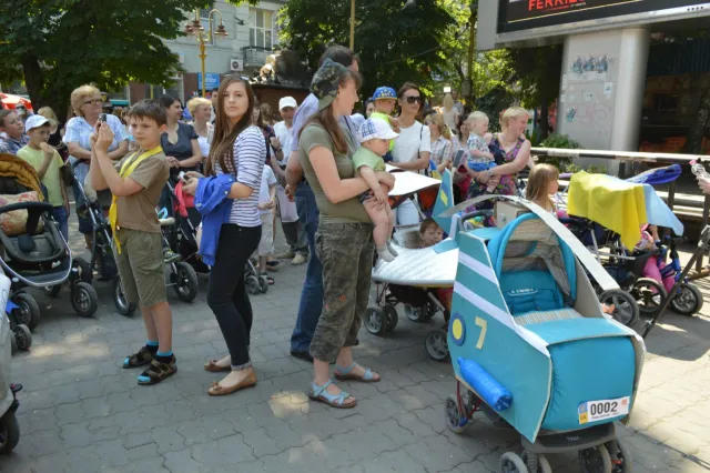 В Івано-Франківську пройшов «Парад візочків» (фото) — фото 4