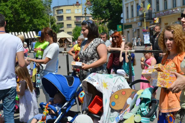 В Івано-Франківську пройшов «Парад візочків» (фото) — фото 10