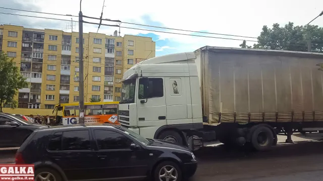 Водій фури, яка врізалася у маршрутку навіть не гальмував (фото) — фото 1