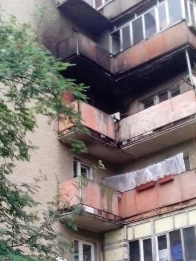 У Франківську невідомі спалили нещодавно встановлені у багатоповерхівці пластикові вікна (фото) — фото 2