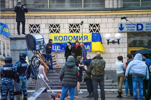 Український прапор з написом "Коломия - це Європа" вивісили у центрі Москви (фото) — фото 1