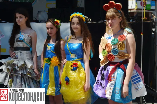 Сьогодні у Франківську представили нову колекцію одягу з паперу та поліетилену (фото) — фото 7