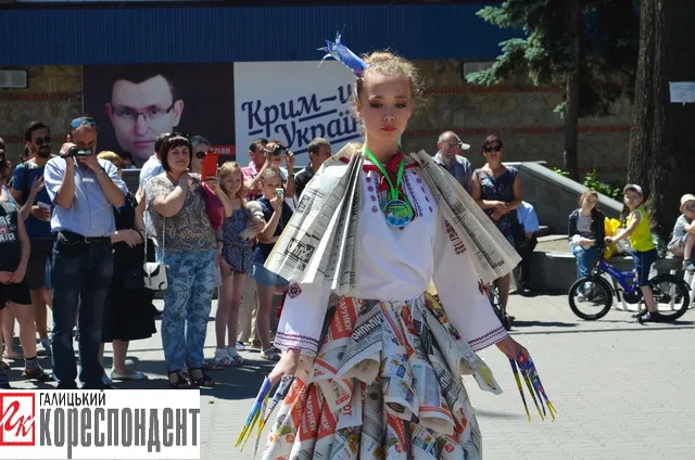 Сьогодні у Франківську представили нову колекцію одягу з паперу та поліетилену (фото) — фото 8
