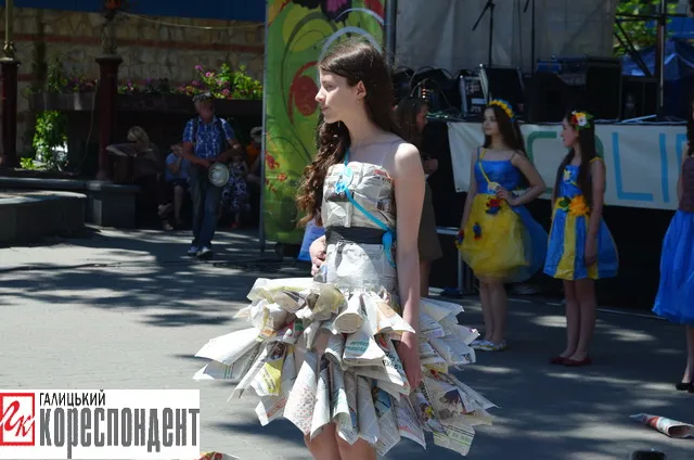 Сьогодні у Франківську представили нову колекцію одягу з паперу та поліетилену (фото) — фото 10