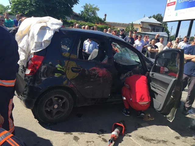 У Франківську у жахливе ДТП потрапили люди, які їхали з весілля (фото) — фото 2