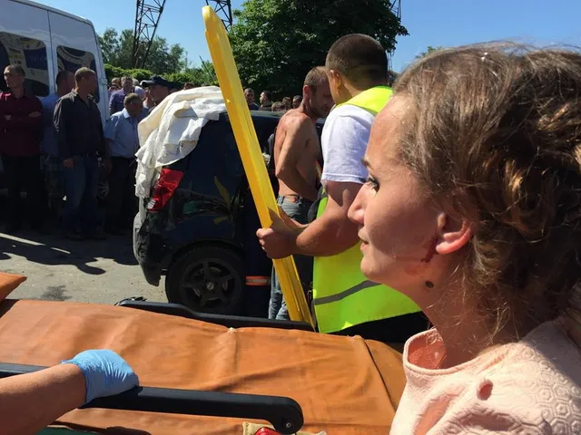 У Франківську у жахливе ДТП потрапили люди, які їхали з весілля (фото) — фото 4
