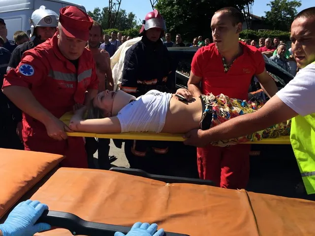 У Франківську у жахливе ДТП потрапили люди, які їхали з весілля (фото) — фото 5