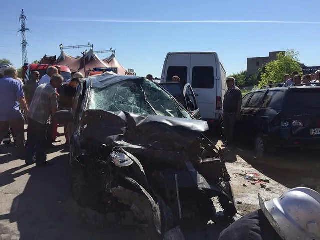 У Франківську у жахливе ДТП потрапили люди, які їхали з весілля (фото) — фото 6