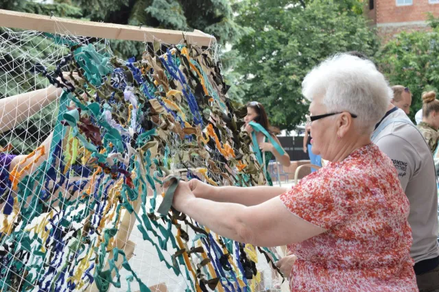 У центрі Франківська плетуть маскувальну сітку для бійців АТО (фото) — фото 1