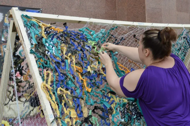У центрі Франківська плетуть маскувальну сітку для бійців АТО (фото) — фото 4