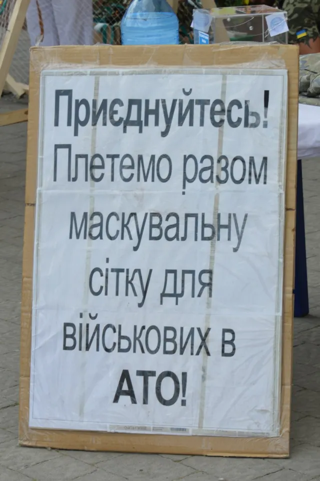 У центрі Франківська плетуть маскувальну сітку для бійців АТО (фото) — фото 5