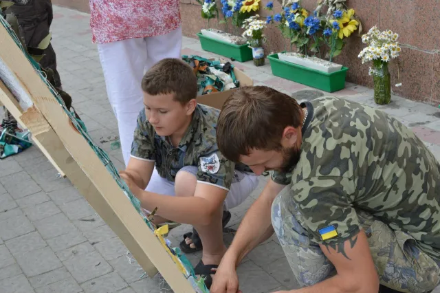 У центрі Франківська плетуть маскувальну сітку для бійців АТО (фото) — фото 6