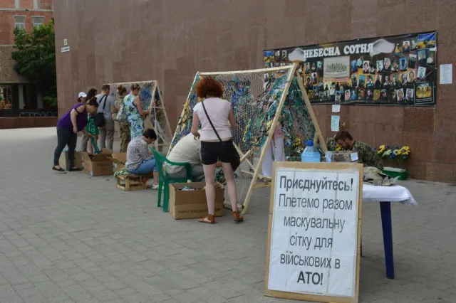 У центрі Франківська плетуть маскувальну сітку для бійців АТО (фото) — фото 7
