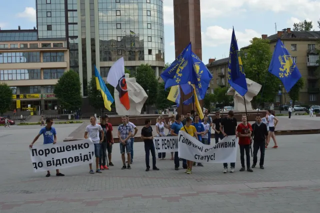 У Франківську протестували проти підняття тарифів на комунальні послуги (фото) — фото 5