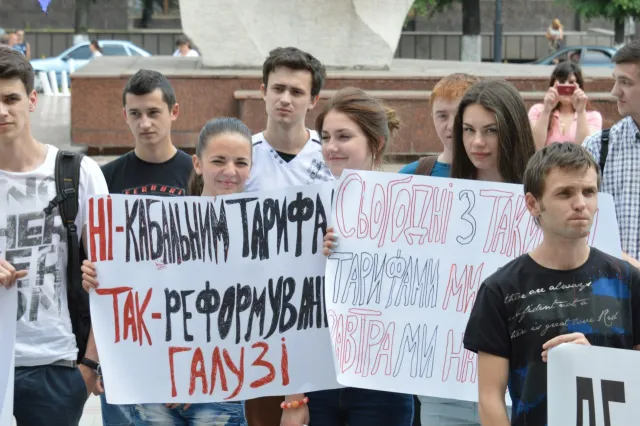 У Франківську протестували проти підняття тарифів на комунальні послуги (фото) — фото 7