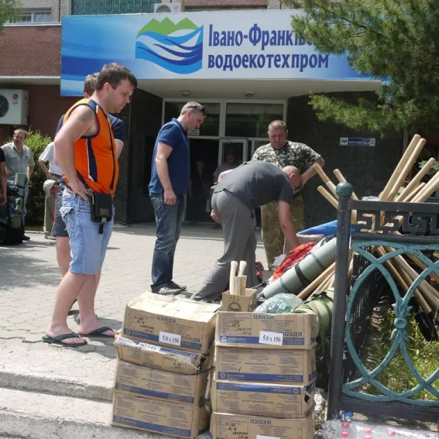 Сьогодні у зону АТО вирушила група франківських комунальників (фото) — фото 7