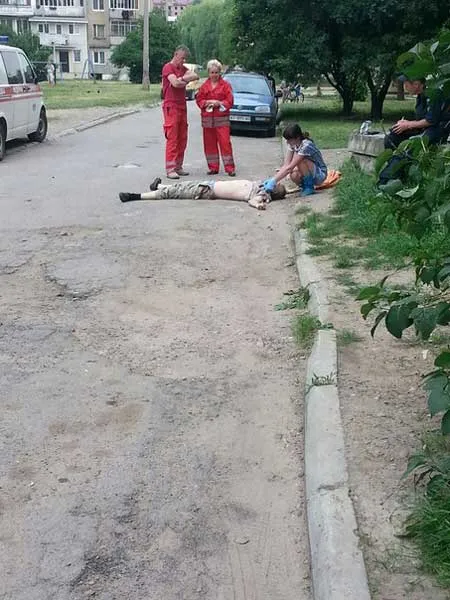 У Франківську чоловік серед білого дня стрибнув з даху (фото) — фото 2