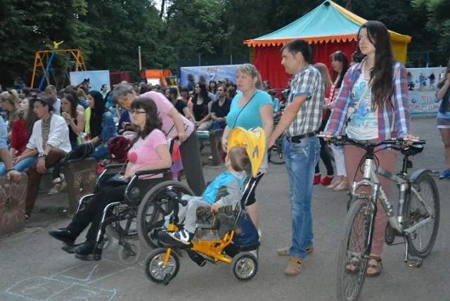 Франківці просто неба дивилися фільм «P.S. Я кохаю тебе» (фото) — фото 1