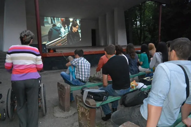Франківці просто неба дивилися фільм «P.S. Я кохаю тебе» (фото) — фото 4