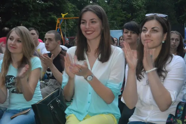 Франківці просто неба дивилися фільм «P.S. Я кохаю тебе» (фото) — фото 5