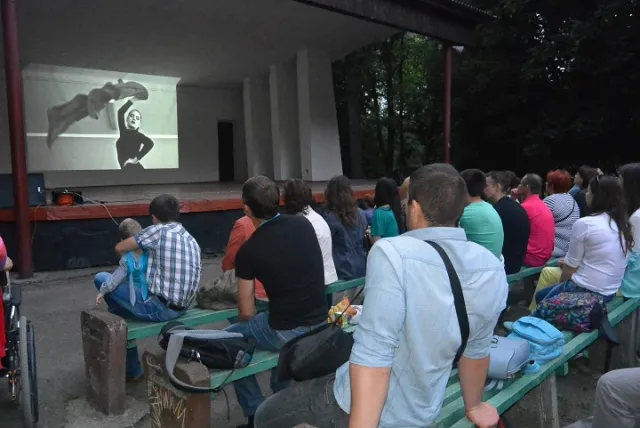 Франківці просто неба дивилися фільм «P.S. Я кохаю тебе» (фото) — фото 7