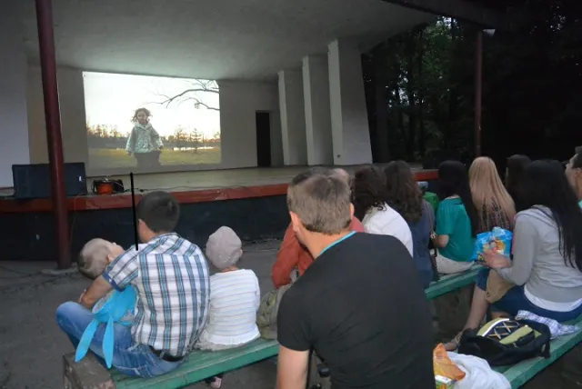 Франківці просто неба дивилися фільм «P.S. Я кохаю тебе» (фото) — фото 9
