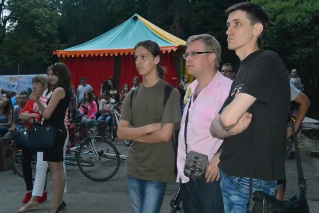 Франківці просто неба дивилися фільм «P.S. Я кохаю тебе» (фото) — фото 12