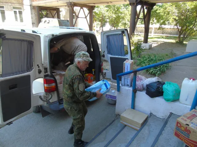 Франківські волонтери передали ліки у зону АТО (фото) — фото 4
