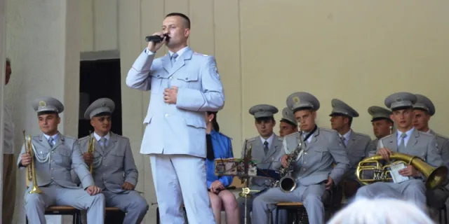 Майбутні міліціонери влаштували для городян концерт (фото) — фото 6