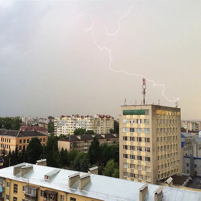 Жителі міста зафіксували на фото стовпи блискавки (фото) — фото 1
