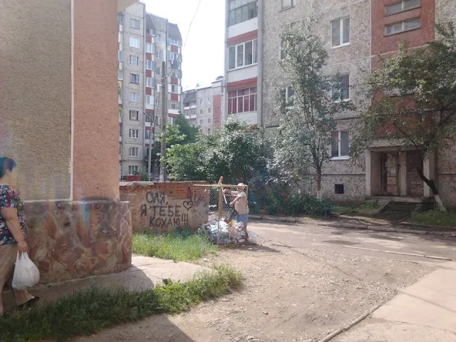 В Івано-Фарнківську продовжують продавати молоко в пляшках з смітників — фото 1