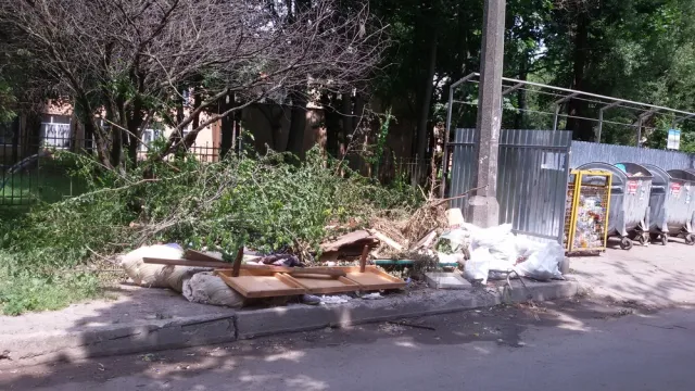 Не зважаючи на підняття тарифів на вивіз сміття, контейнерні майданчики завалені непотребом (фото) — фото 3