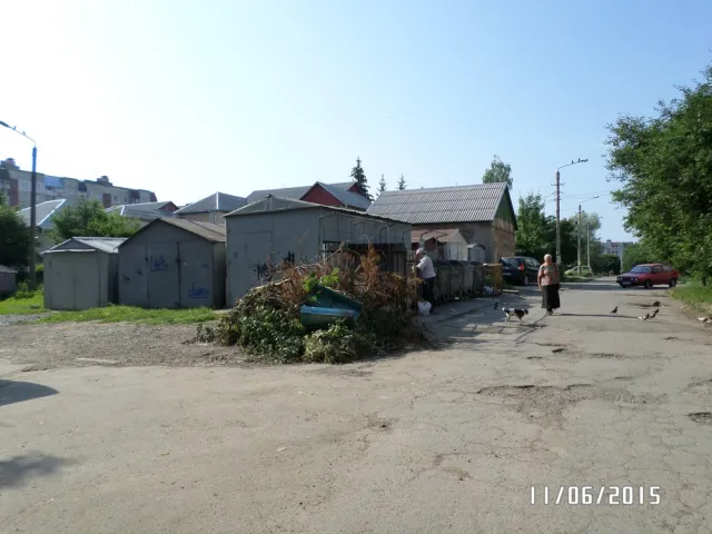 Не зважаючи на підняття тарифів на вивіз сміття, контейнерні майданчики завалені непотребом (фото) — фото 4